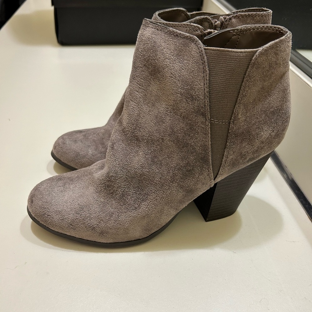 Fergalicous ankle boots. Taupe color. Size 8
